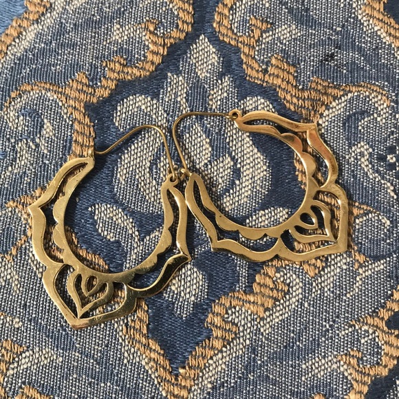 Brass lotus earrings - Picture 2 of 2